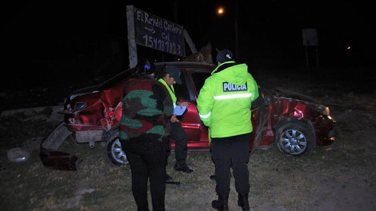 Borracha se fugó de un control, arrastró a una policía y chocó contra una garita de colectivos