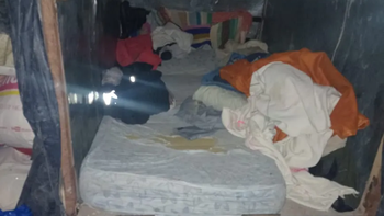 Se torna muy dura la vida para las personas en situación de calle. En las tomas de las vías de Ferri, se instalan familias en espacios improvisados, muy pequeños, precarios en extremo. Se torna muy dura la vida para las personas en situación de calle. En las tomas de las vías de Ferri, se instalan familias en espacios improvisados, muy pequeños, precarios en extremo.