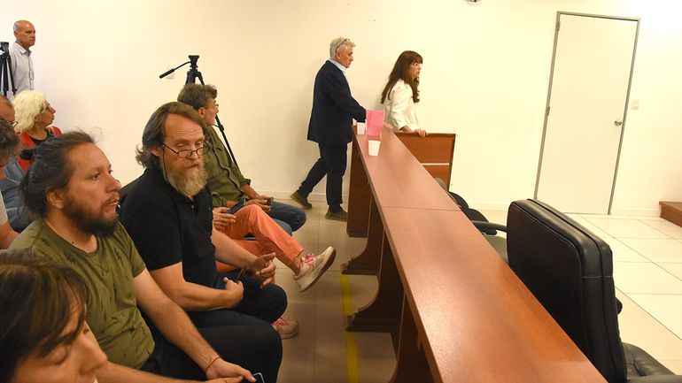 El secretario general de ATEN, Marcelo Guagliardo, presenció la declaración de Sobisch en el juicio Fuentealba II, junto a otros dirigentes del gremio docente.