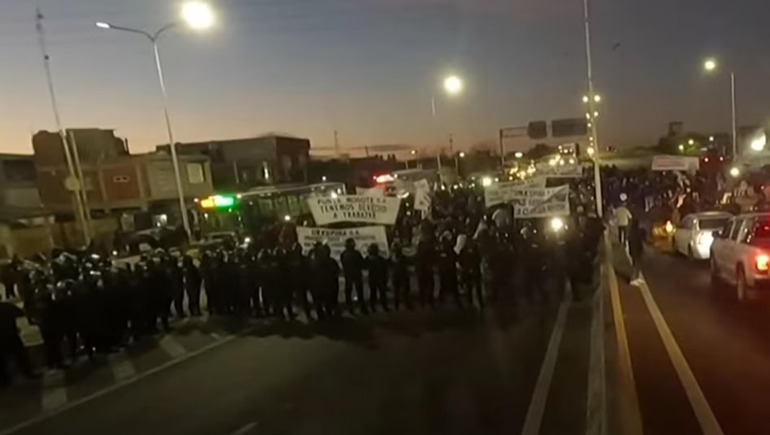 Hubo tensión en puente La Noria por la protesta de puesteros de La Salada