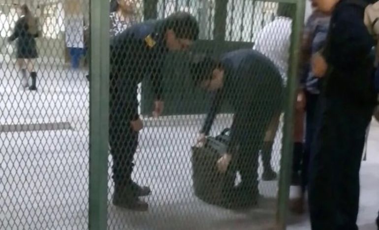 Revisan mochilas en colegios correntinos por amenazas. Foto: Radio LT17.