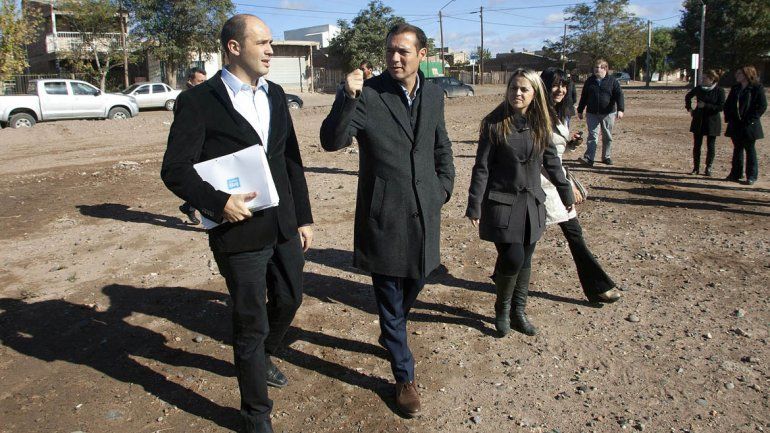 Gutiérrez y el intendente Cimolai adelantaron cómo quedará el futuro gimnasio.