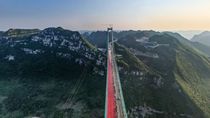 El Puente del Gran Cañón de Huajiang se extiende por más de 2.890 metros de longitud, con un vano máximo de 1.420 metros.