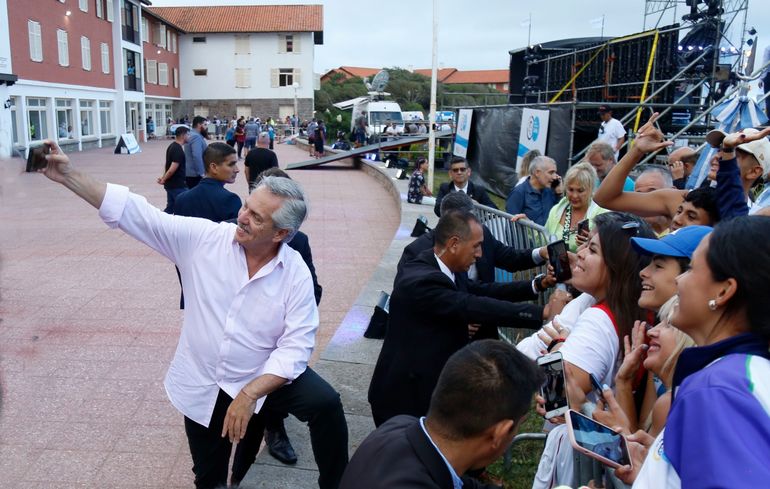 Alberto Fernández lanzó los Evita de Playa y se sacó selfis con los jóvenes