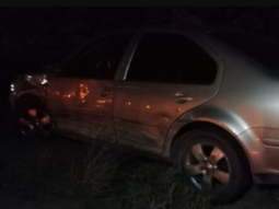 El VolksWagen Bora que manejó la mujer desde Rawson hasta Trelew con ladrones a bordo y la policía de Chubut siguiéndole los pasos. El VolksWagen Bora que manejó la mujer desde Rawson hasta Trelew con ladrones a bordo y la policía de Chubut siguiéndole los pasos.