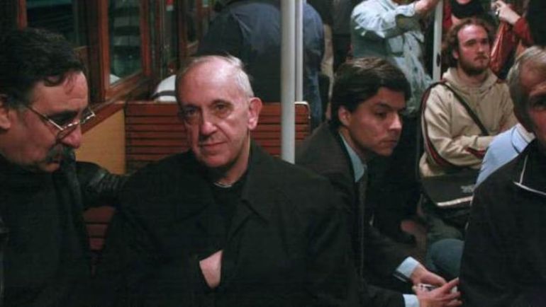 Jorge Bergoglio, antes de ser elegido papa, viajando en subte cuando era Arzobispo en la Ciudad de Buenos Aires. Jorge Bergoglio, antes de ser elegido papa, viajando en subte cuando era Arzobispo en la Ciudad de Buenos Aires.