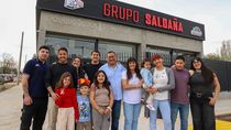 Carlos Saldaña junto a su familia, aquella que lo acompaña diariamente en su negocio y su vida.&nbsp;