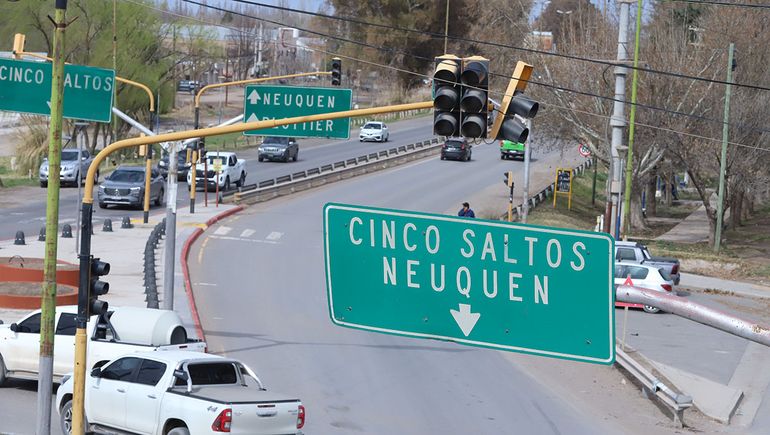 El tránsito en la Ruta 7 entre Centenario y Neuquén suele estar colapsado. Incluso se han puesto hace años semáforos en las rotondas. El tránsito en la Ruta 7 entre Centenario y Neuquén suele estar colapsado. Incluso se han puesto hace años semáforos en las rotondas.