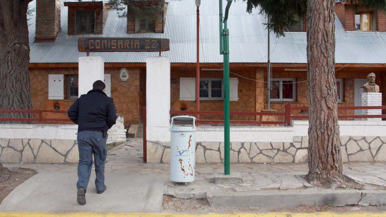 La denuncia fue realizada en la Comisaría de Zapala. Laura Pizzipaulo llevó a cabo la acusación.