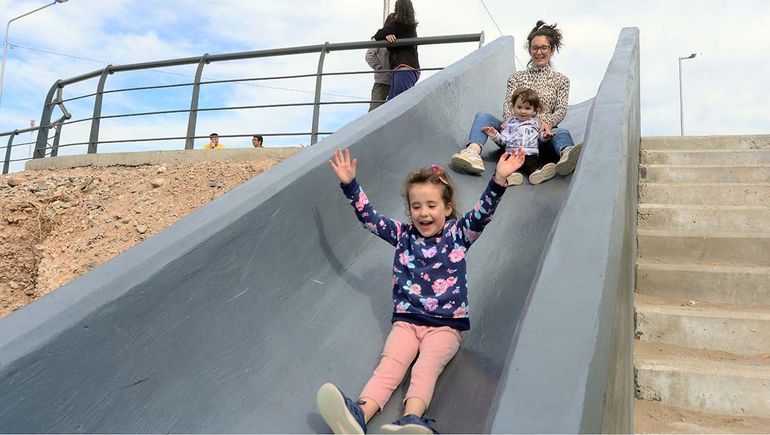 El mirador del Balcón del Valle de Neuquén tiene un tobogán que será furor entre los más pequeños. Ya se usa antes de la inauguración. El mirador del Balcón del Valle de Neuquén tiene un tobogán que será furor entre los más pequeños. Ya se usa antes de la inauguración.