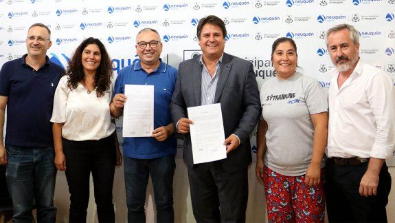 Gaido firmó el acuerdo salarial de los municipales neuquinos