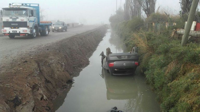 Por la niebla no vio la calle y cayó dentro de un canal con su auto