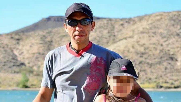 Omar Inalaf junto a la pequeña Milagros