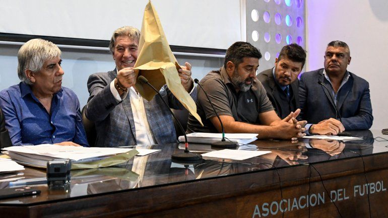 Tres empresas se ofrecen para televisar el fútbol