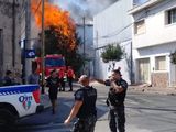 Incendio fatal: una pareja murió atrapada en el fuego y hay cinco heridos