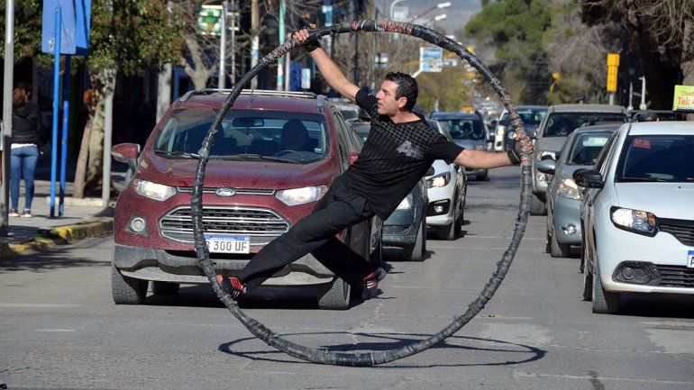 El señor del anillo gigante de la avenida Argentina y Alderete