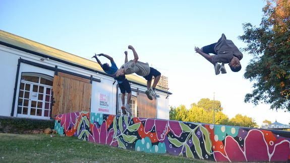 Saltar, trepar y correr por la ciudad, una actividad conocida como Parkour.