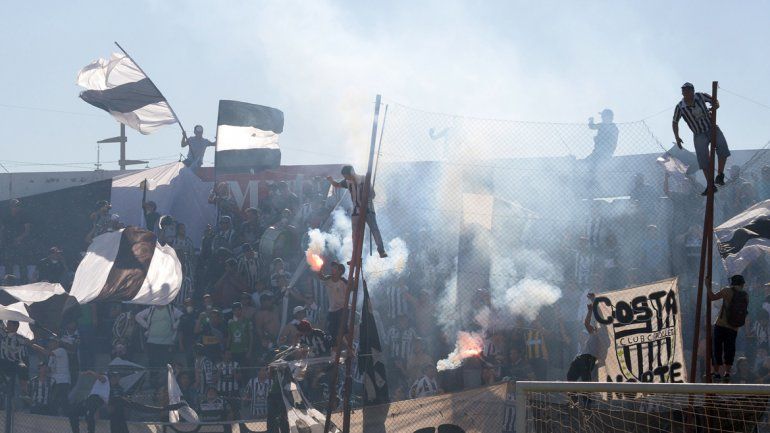 Tanto el público del Rojo como el de Cipo aportaron lindas postales al derbi. Banderas