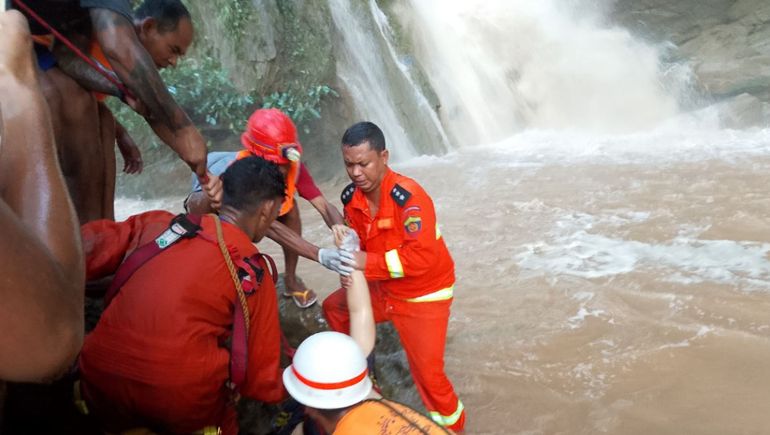 Tragedia en una cascada de Myanmar: cuatro personas murieron tras ser arrastradas por la corriente