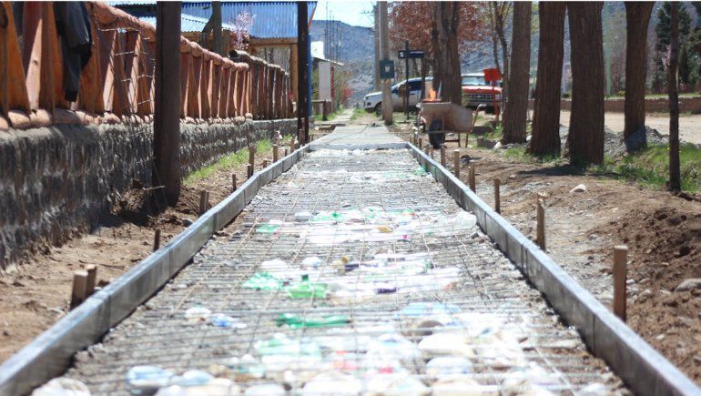 Varvarco: usan botellas de plástico como aislante de obra pública