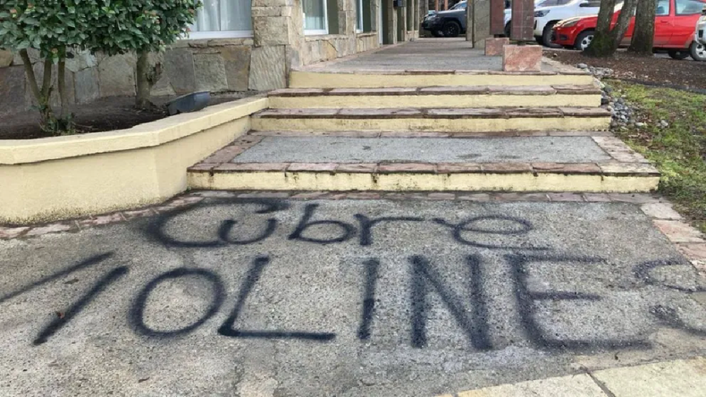 Las mujeres iniciaron una protesta tras conocer que el condenado por el caso había sido beneficiado con un permiso especial. | LM Neuquen Las mujeres iniciaron una protesta tras conocer que el condenado por el caso había sido beneficiado con un permiso especial.