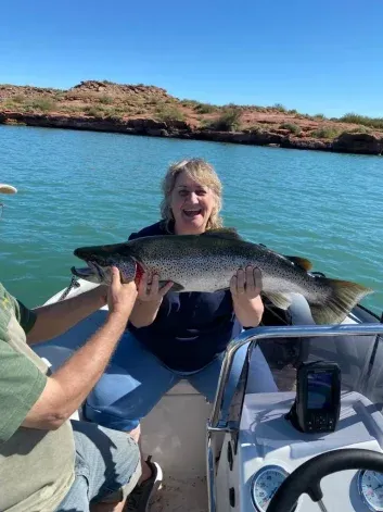 Ana María, la pescadora que sacó la trucha gigante del lago Mari Menuco. Ana María, la pescadora que sacó la trucha gigante del lago Mari Menuco.