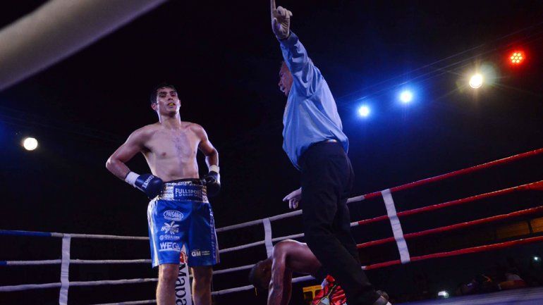 Las dos caras . El Rayo Godoy terminó con su rival en el suelo y el rostro impecable. Billi la sufrió más