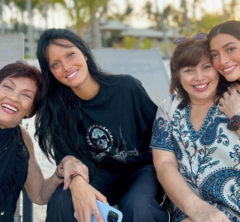El reencuentro de Oriana y Tiziana Sabatini con su abuela Cleo y su tía Yasmín se dio en una paradisíaca playa de Punta Cana.
