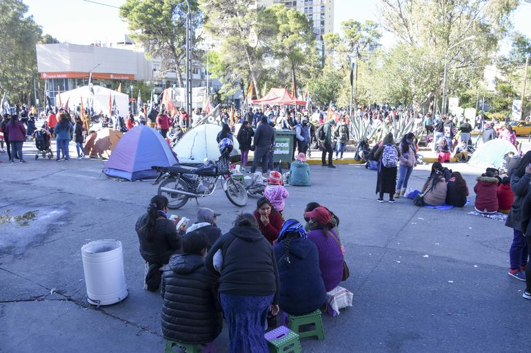 El acampe en Avenida Argentina paralizó la actividad en los comercios del centro neuquino