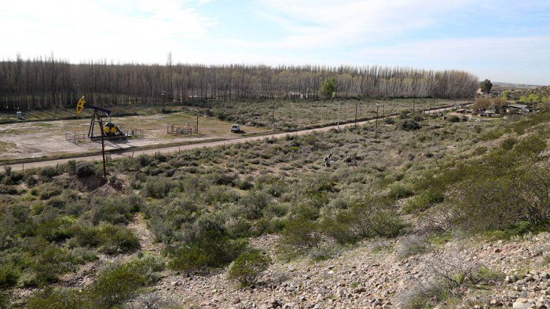 En medio de las chacras hay pozos petroleros hace más de 30 años.