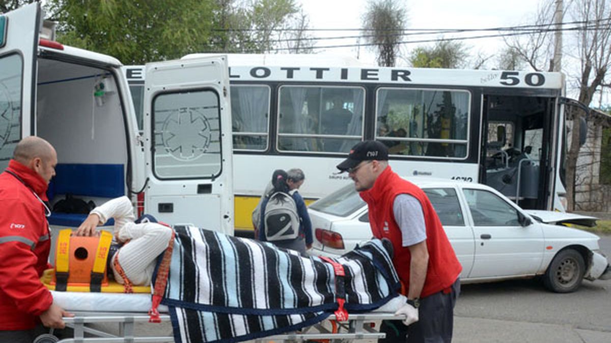 Dos heridas en un choque entre un colectivo y un auto