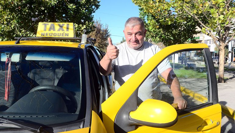 Juan Carlos no descansa y sigue manejando su taxi un 1 de mayo.