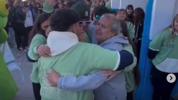 Alumnos sorprendieron al kiosquero de su escuela con un gesto que conmovió a todos. Alumnos sorprendieron al kiosquero de su escuela con un gesto que conmovió a todos.