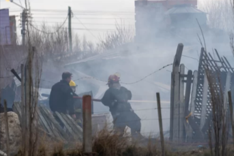 Los bomberos de Río Gallego llegaron rápidamente y lograron controlar las llamas, pero no pudieron salvar la vivienda. Los bomberos de Río Gallego llegaron rápidamente y lograron controlar las llamas, pero no pudieron salvar la vivienda. 