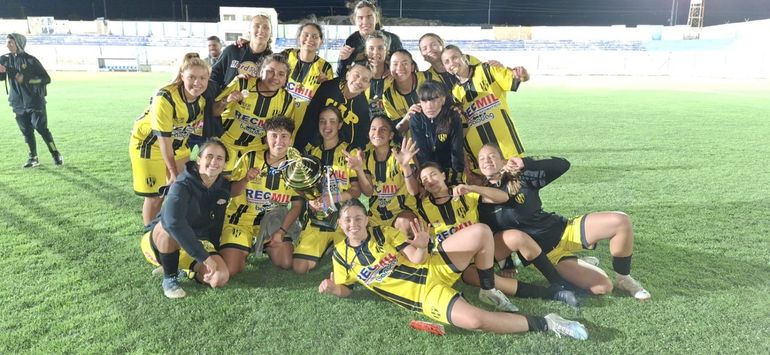 El plantel de primera de Pacífico celebrando el título. Foto: facebook del Club Pacífico&nbsp;