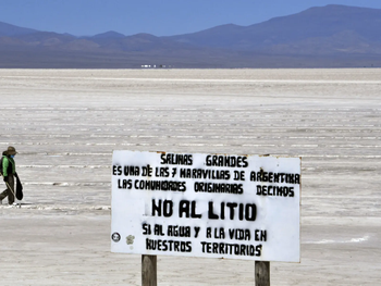Salinas icónicas del Triángulo del Litio, donde la extracción enfrenta desafíos ambientales y sociales crecientes. Salinas icónicas del Triángulo del Litio, donde la extracción enfrenta desafíos ambientales y sociales crecientes.