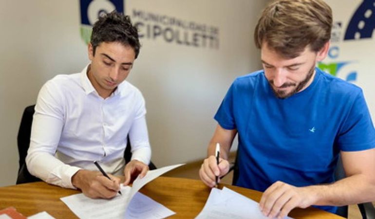 La firma del convenio para la vuelta del tren. La firma del convenio para la vuelta del tren.