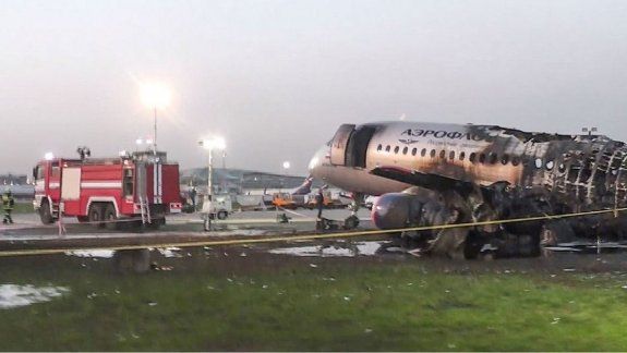 Investigan al piloto del avión ruso que se incendió
