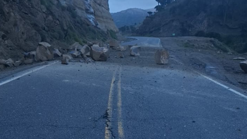 La Ruta Nacional 242 se encuentra con calzada reducida por un derrumbe. | LM Neuquen La Ruta Nacional 242 se encuentra con calzada reducida por un derrumbe.