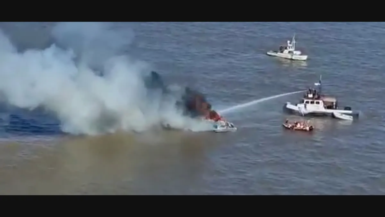Se incendió un barco en el Río de La Plata: tres tripulantes fueron rescatados