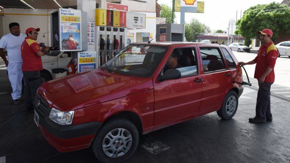 Las estaciones de servicio de la ciudad siguen con las pizarras sin cambios: los precios están igual que hace unas semanas atrás. Las bajas se hacen esperar.