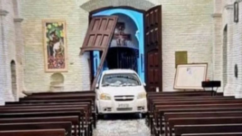 El auto incrustado en la iglesia uruguaya. El auto incrustado en la iglesia uruguaya.