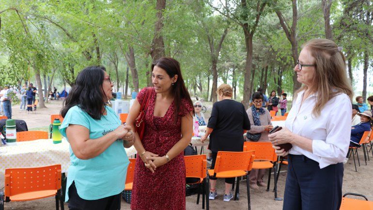 Crexell se reunió también con un grupo de adultos mayores.