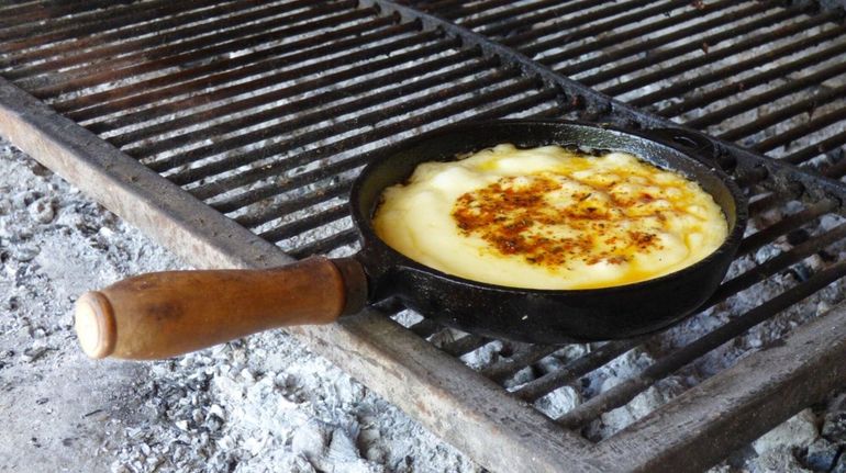 Muchas veces la provoleta es un aperitivo del asado. Muchas veces la provoleta es un aperitivo del asado.