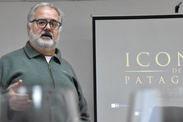 En el encuentro regional de bodegas patagónicas, el enólogo Marcelo Miras fue elegido por sus colegas como el gran ícono de la Patagonia y sorprendió con un destacado cabernet sauvignon 2022. En el encuentro regional de bodegas patagónicas, el enólogo Marcelo Miras fue elegido por sus colegas como el gran ícono de la Patagonia y sorprendió con un destacado cabernet sauvignon 2022.