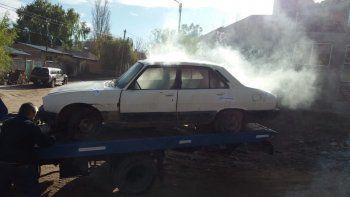 le tiro una molotov a un inspector para que no le lleven su auto le tiro una molotov a un inspector para que no le lleven su auto