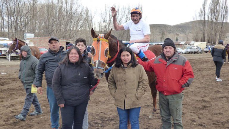 El Ruso Osman cuelga la fusta a los 72 años y tras casi 20 mil carreras