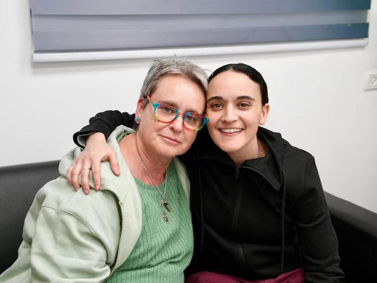 Emily Damari, rehén británico-israelí liberada, posa para una foto con su madre, Mandy. Emily Damari, rehén británico-israelí liberada, posa para una foto con su madre, Mandy.