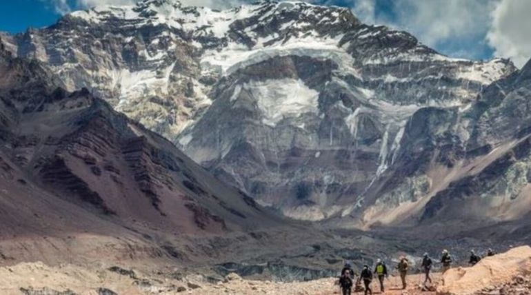 Todo empezó cuando un guía del grupo dio aviso urgente al servicio médico del parque.