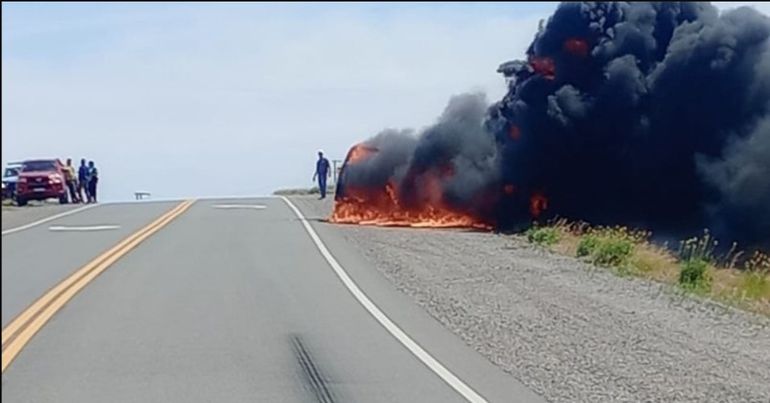 La intensa columna de humo que despedía la camioneta incendiada podía verse desde lejos. La intensa columna de humo que despedía la camioneta incendiada podía verse desde lejos.